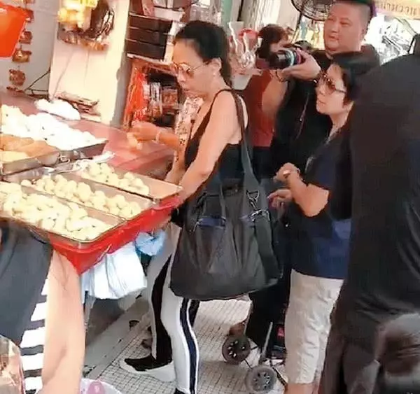 周潤發錄節目當街派魚蛋,當大家的視線都在發哥身上時,而發嫂卻一直在鏡頭後默默幫助!