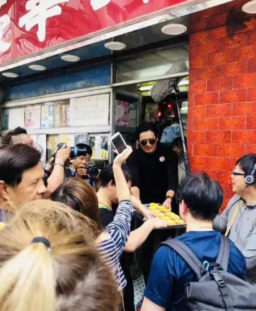 周潤發錄節目當街派魚蛋,當大家的視線都在發哥身上時,而發嫂卻一直在鏡頭後默默幫助!