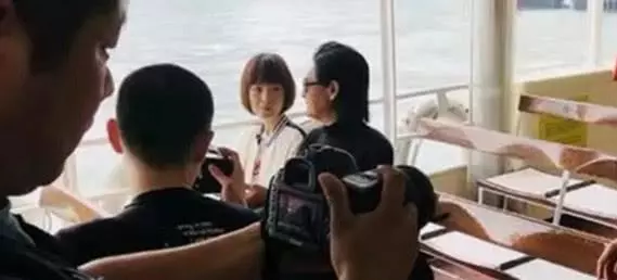 周潤發錄節目當街派魚蛋,當大家的視線都在發哥身上時,而發嫂卻一直在鏡頭後默默幫助!