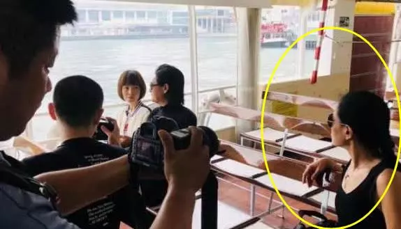 周潤發錄節目當街派魚蛋,當大家的視線都在發哥身上時,而發嫂卻一直在鏡頭後默默幫助!