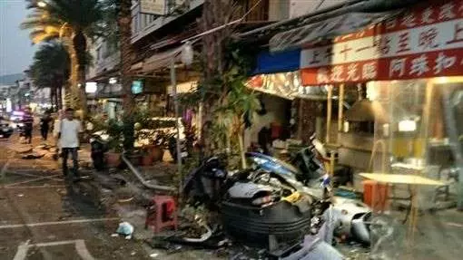 南投市民族路拖板車煞車失靈 1人重傷、5輕傷!