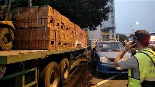 南投市民族路拖板車煞車失靈 1人重傷、5輕傷!