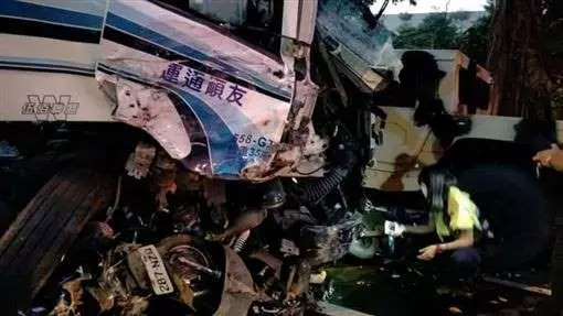南投市民族路拖板車煞車失靈 1人重傷、5輕傷!