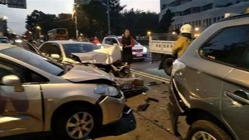 南投市民族路拖板車煞車失靈 1人重傷、5輕傷!