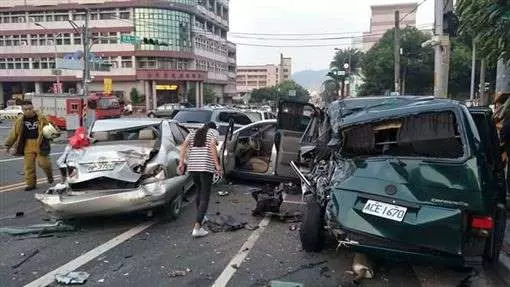 南投市民族路拖板車煞車失靈 1人重傷、5輕傷!