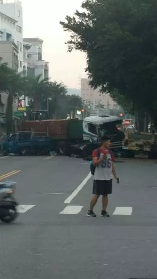 南投市民族路拖板車煞車失靈 1人重傷、5輕傷!