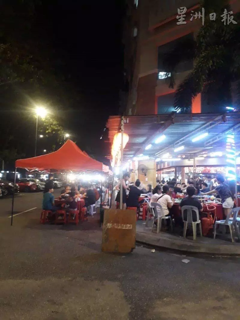 甲洞兩間火鍋店非法霸佔泊車位,市政局開500令吉罰單!