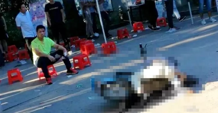 為了奔喪辭職竟扣錢他發怒「當街剁了主管」坐旁等警察來:一人做事一人當!(影)