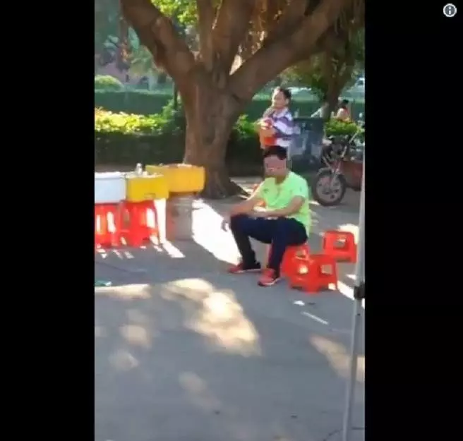 為了奔喪辭職竟扣錢他發怒「當街剁了主管」坐旁等警察來:一人做事一人當!(影)