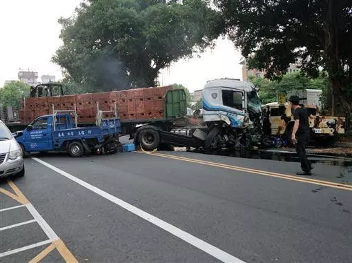 南投市民族路拖板車煞車失靈1人重傷、5輕傷!
