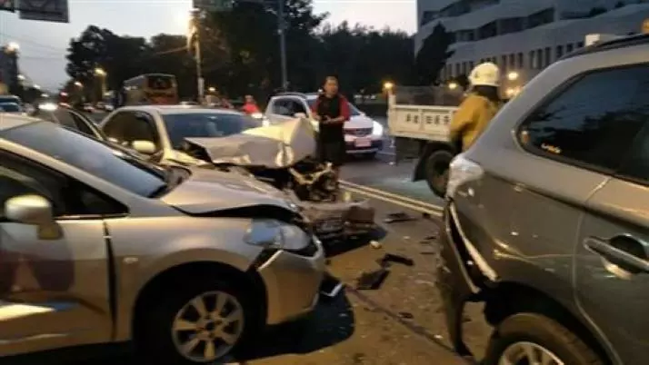 南投市民族路拖板車煞車失靈1人重傷、5輕傷!
