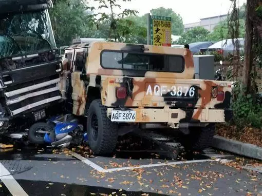 南投市民族路拖板車煞車失靈1人重傷、5輕傷!