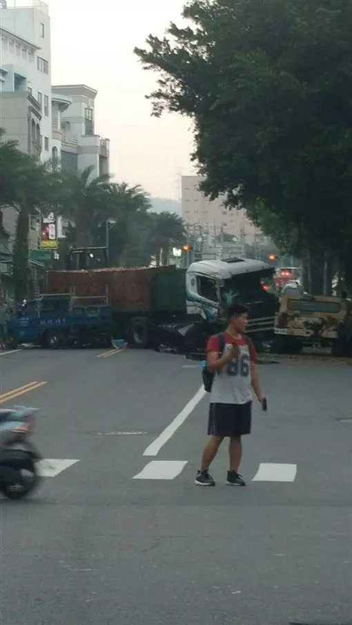 南投市民族路拖板車煞車失靈1人重傷、5輕傷!