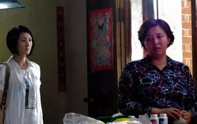 母親進城送酸菜,女兒嫌丟人讓她趕緊走,老闆突然落淚,女兒傻了
