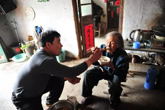 街邊老太昏迷,救了之後發現父母竟是因她而死,他卻養老太一輩子