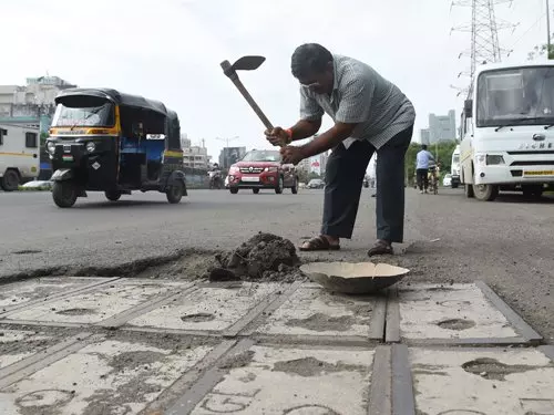 愛子命喪路面坑洞 父親大愛 填585洞減遺憾 | 中國報 China Press