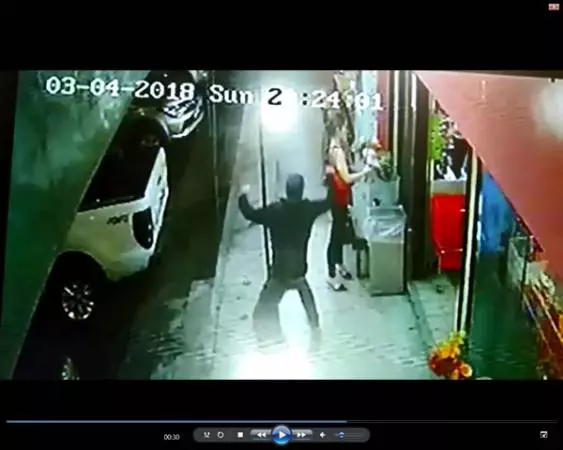 匪徒搶劫女子手提袋,1名警官火速反應,成功逮捕匪徒!