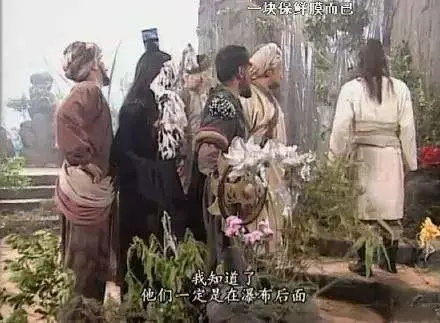 7個電視劇中「廉價到一秒出戲」爆笑五毛道具。#5騎「旋轉木馬」上戰場...衝啊!