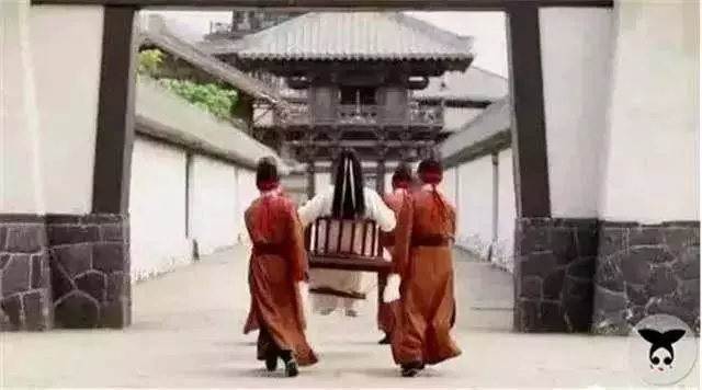 7個電視劇中「廉價到一秒出戲」爆笑五毛道具。#5騎「旋轉木馬」上戰場...衝啊!