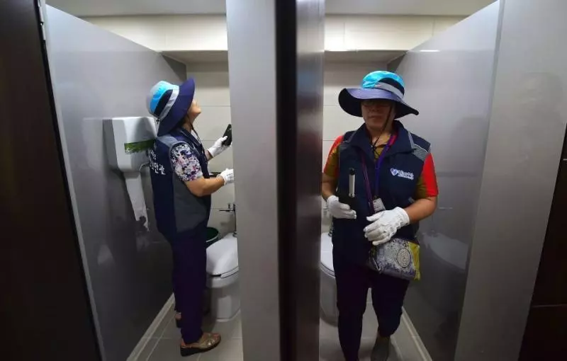 12件超奇葩「你在國外上廁所」必須注意的事項#3 確保如廁時的方向是正確的