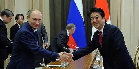 剛見完面,普京轉身就給安倍「一巴掌」!大批軍艦殺到日本秀肌肉