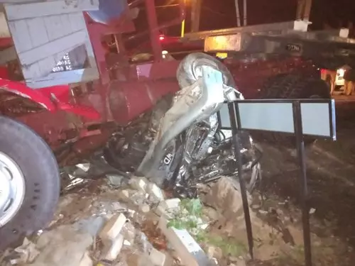 遭拖格羅厘猛撞再「泰山壓頂」 轎車司機與2乘客夾斃