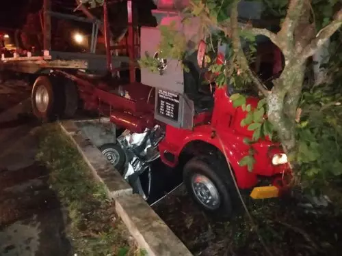 遭拖格羅厘猛撞再「泰山壓頂」 轎車司機與2乘客夾斃