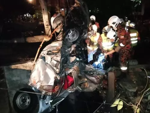 遭拖格羅厘猛撞再「泰山壓頂」 轎車司機與2乘客夾斃