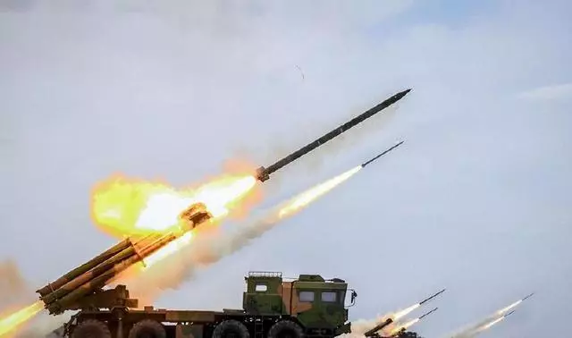 30萬大軍逼近家門口,這個亞洲島國慌了神?