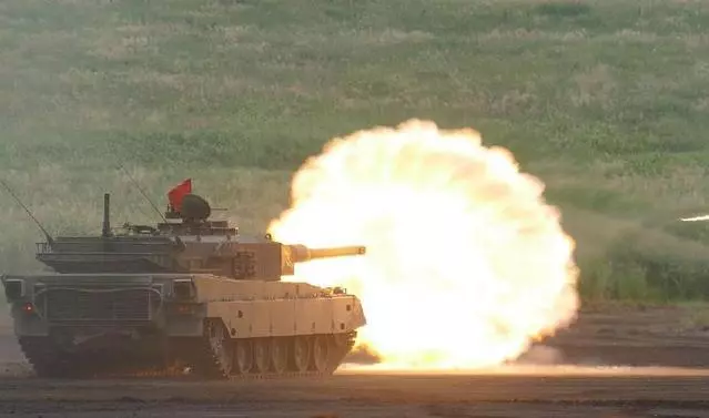 30萬大軍逼近家門口,這個亞洲島國慌了神?