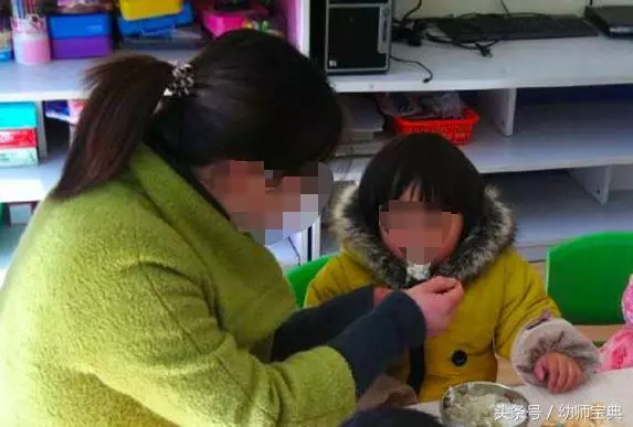 幼兒園老師沒給孩子喂飯,媽媽在群里發泄不滿,一家長霸氣回復