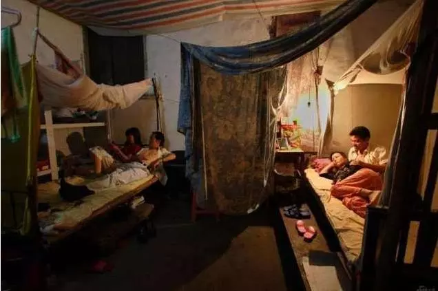 為給打工丈夫驚喜,去工地看他,他卻與別人搭夥過上了