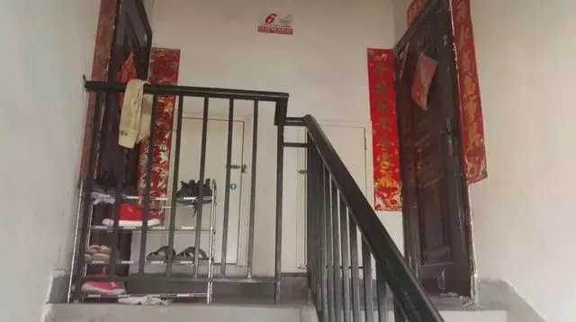 17歲兒子留家,父母外出七天,進門見兒子餓暈了
