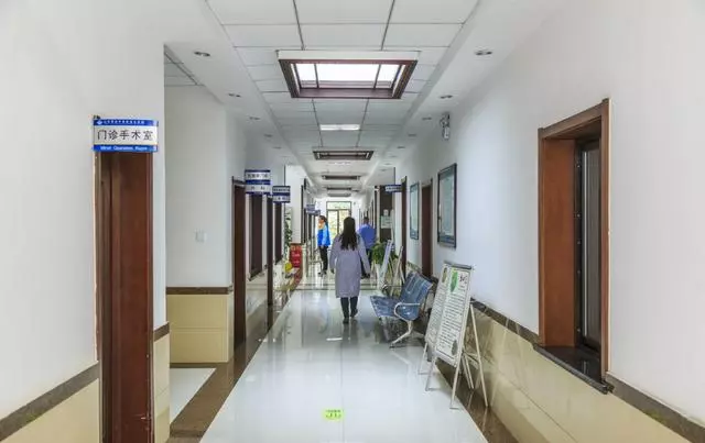 17歲兒子留家,父母外出七天,進門見兒子餓暈了