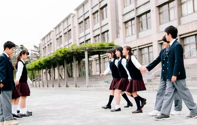 17歲兒子留家,父母外出七天,進門見兒子餓暈了