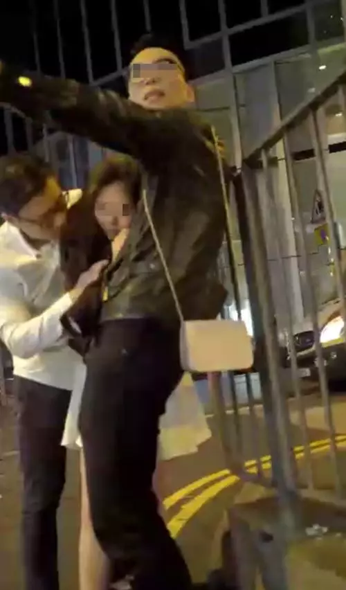 醉到無力「港妹當街遭撿」片流出!裙太短遮不住…網眼尖:男未出發先興奮