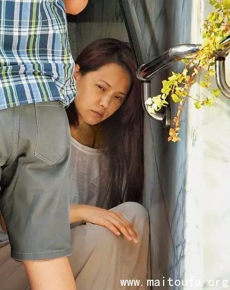 伊能靜「近照曝光」,臉上塗滿 3層粉,居然擋不住整容失敗 留下的玻尿酸阿! -