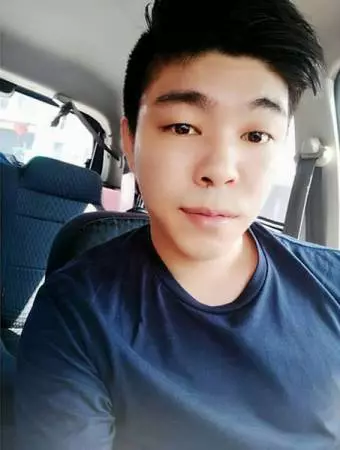 最新轟動 ! 遭搶車後追殺 華青臥屍後巷,死因可能與死者工作有關