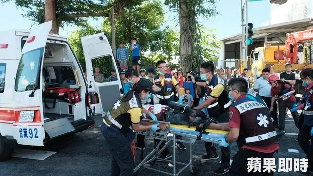 《砂石車超重連環撞 休旅車成夾心駕駛慘死》
