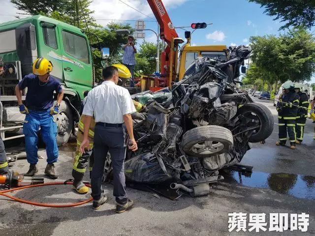 《砂石車超重連環撞 休旅車成夾心駕駛慘死》