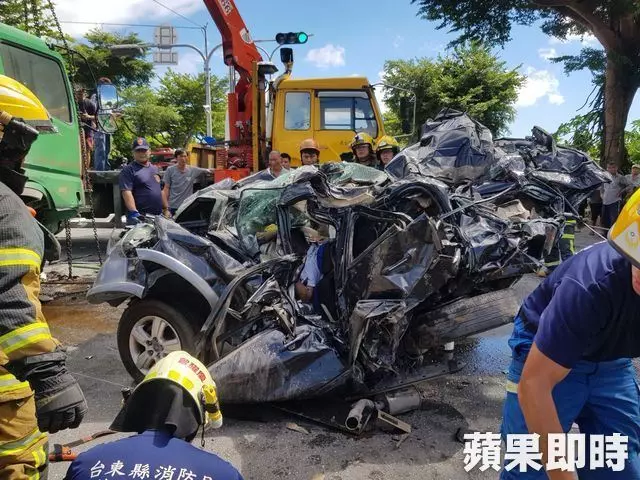 《砂石車超重連環撞 休旅車成夾心駕駛慘死》