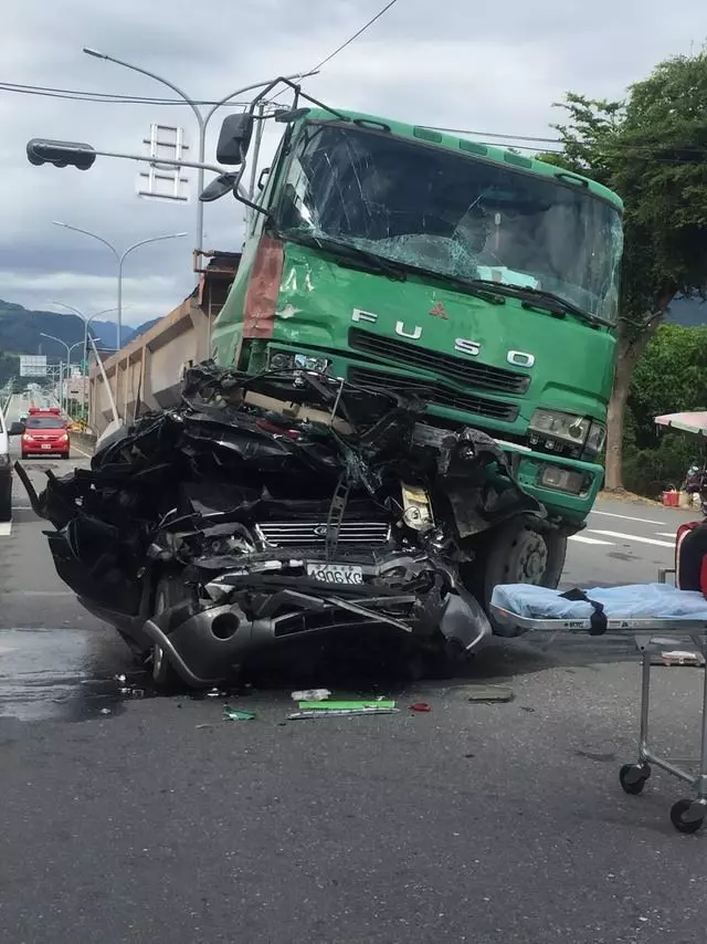 《砂石車超重連環撞 休旅車成夾心駕駛慘死》