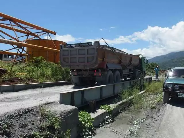 《砂石車超重連環撞 休旅車成夾心駕駛慘死》