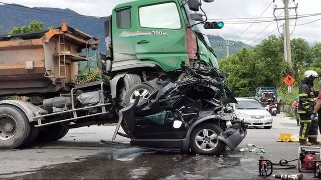 《砂石車超重連環撞 休旅車成夾心駕駛慘死》