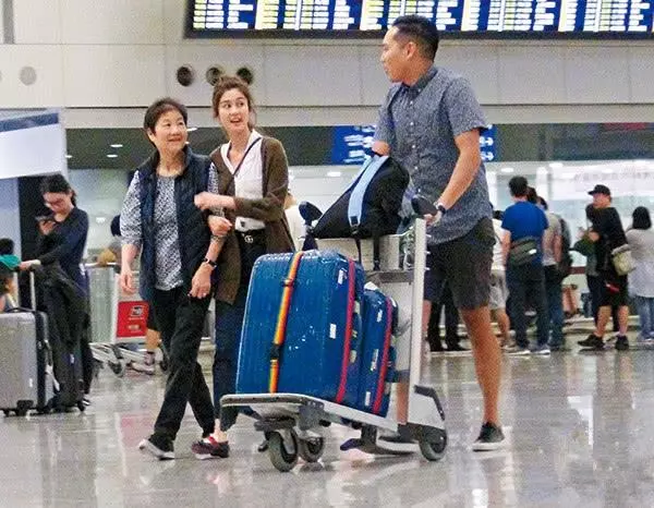 恩愛程度滿分!老公在機場大廳忍不住親吻岑麗香額頭~~~