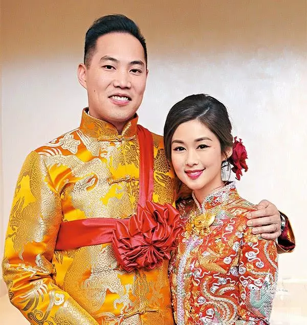 恩愛程度滿分!老公在機場大廳忍不住親吻岑麗香額頭~~~