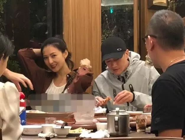 夫妻倆正積極備孕?何潤東慶生宴上喝酒也要獲老婆恩准!