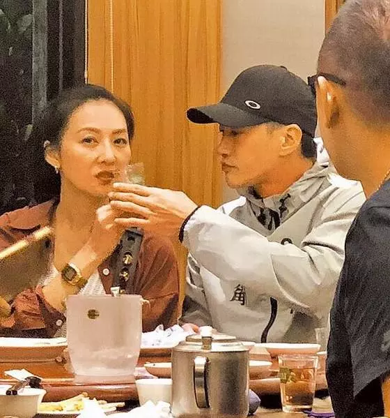 夫妻倆正積極備孕?何潤東慶生宴上喝酒也要獲老婆恩准!
