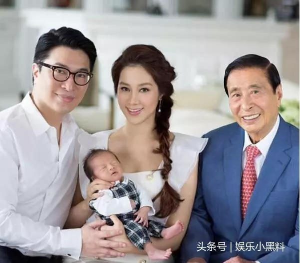 徐子淇夫婦國外甜蜜度假,在漂亮的太太身旁,李家誠顯得體力不支!