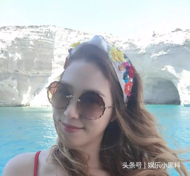 徐子淇夫婦國外甜蜜度假,在漂亮的太太身旁,李家誠顯得體力不支!